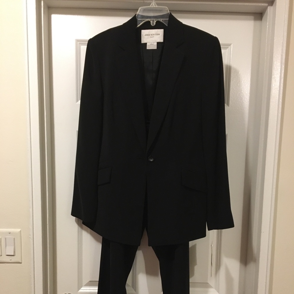 Jones New York Pantsuit NWT. Size 6